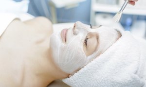 Basis of luxe gezichtsbehandeling, naar keuze met epileren, bij Ararat Beauty Salon