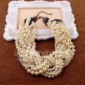femmes entrelacés collier de perles