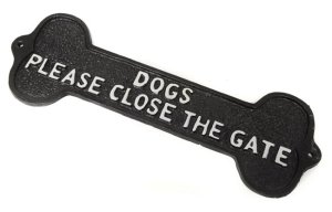 Cast In Style Dogs - close the gate sign