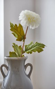 Prettylittlething Cream artificial single stem dahlia, cream