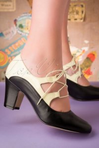 Topvintage Boutique Collection 40s back in time leather pumps in black and white